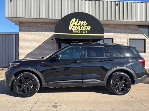 Used 2023 Ford Explorer ST-Line w/ Class IV Trailer Tow Package image 2