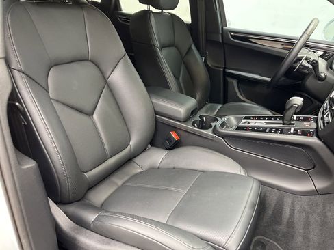 Used 2025 Porsche Macan AWD/4WD image 23