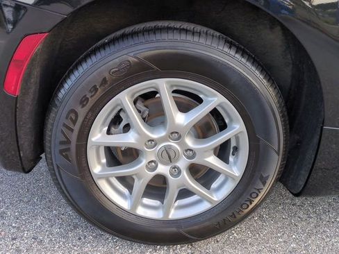 Used 2023 Chrysler Pacifica Touring-L image 11