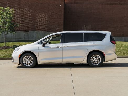 Used 2024 Chrysler Pacifica Touring-L FWD image 6