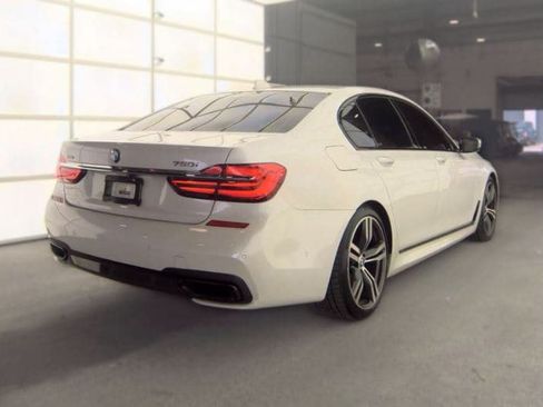 Used 2018 BMW 750i xDrive w/ Executive Package AWD/4WD image 3