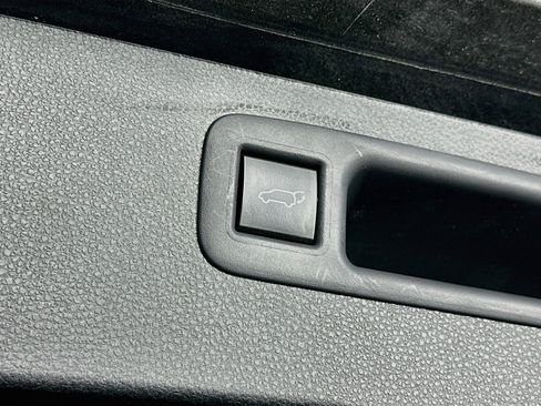 Used 2023 Toyota Highlander XLE FWD image 31