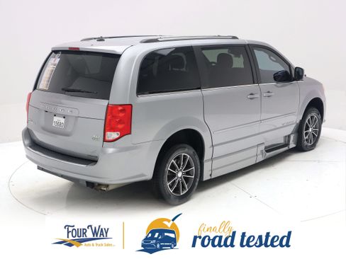 Used 2016 Dodge Grand Caravan SXT FWD image 5
