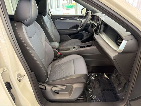 New 2026 Volkswagen Tiguan SE R-Line FWD image 30