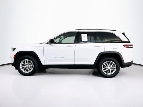 Used 2023 Jeep Grand Cherokee Laredo image 4