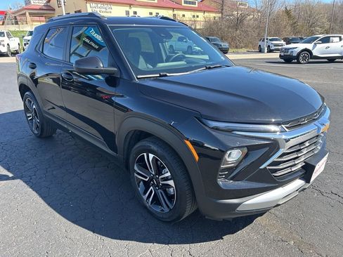 Used 2024 Chevrolet TrailBlazer LT w/ LT Cold Weather Package image 3