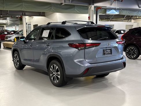Used 2023 Toyota Highlander XLE AWD/4WD image 4
