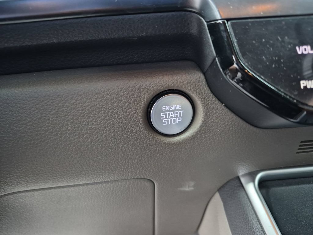 Used 2025 Kia Carnival FWD image 19