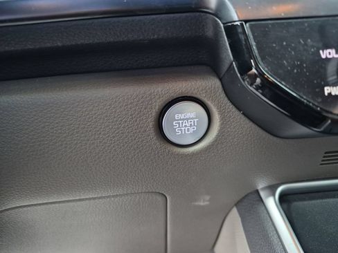 Used 2025 Kia Carnival FWD image 19