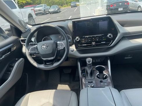 Used 2022 Toyota Highlander Platinum AWD/4WD image 8