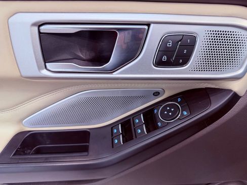 Used 2020 Ford Explorer Platinum w/ Premium Technology Package image 22