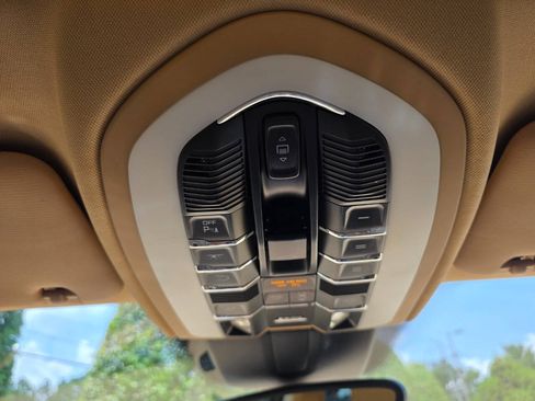 Used 2016 Porsche Cayenne AWD/4WD image 28