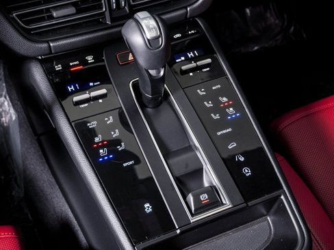 Certified 2025 Porsche Macan AWD/4WD image 23
