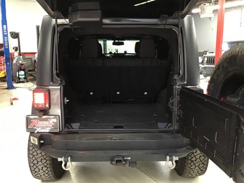 Used 2018 Jeep Wrangler Unlimited Rubicon w/ Connectivity Group AWD/4WD image 20