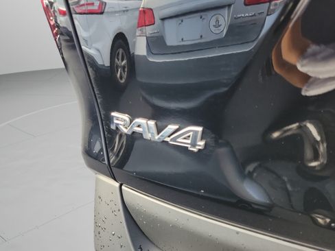 Used 2019 Toyota RAV4 LE FWD image 21