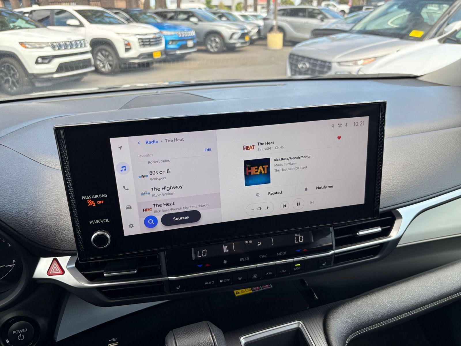 Used 2025 Toyota Sienna XLE FWD image 19