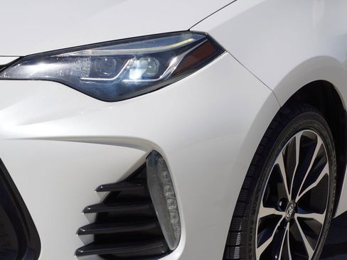 Used 2018 Toyota Corolla SE w/ SE Premium Package image 2