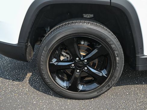 Used 2023 Jeep Grand Cherokee Altitude AWD/4WD image 14
