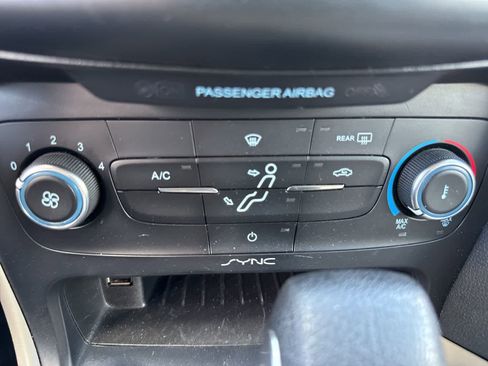 Used 2018 Ford Focus SE FWD image 25