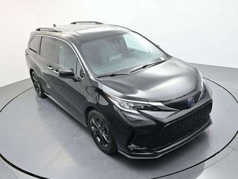 Used 2023 Toyota Sienna XSE image 34