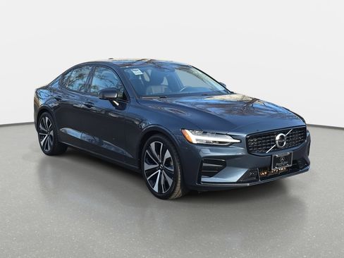 Used 2022 Volvo S60 B5 Momentum w/ Climate Package image 3