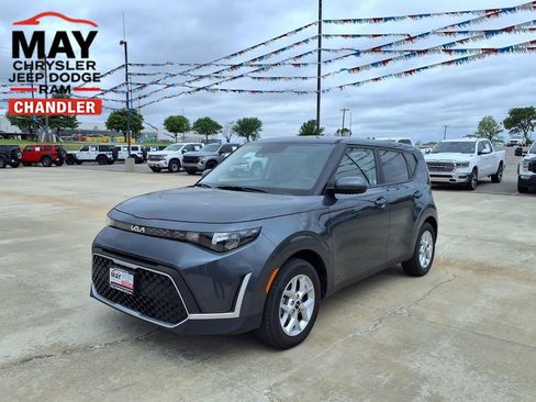 Used 2025 Kia Soul LX FWD image 1