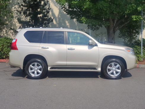 Used 2011 Lexus GX 460 image 8