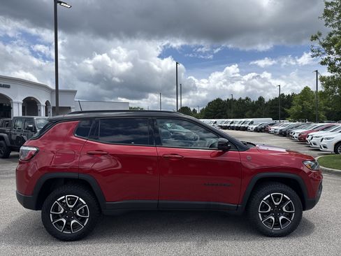 Used 2025 Jeep Compass Trailhawk AWD/4WD image 7