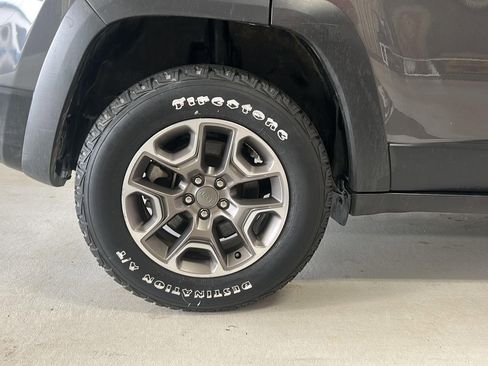 Used 2022 Jeep Cherokee Trailhawk w/ Sun, Sound & Nav Group AWD/4WD image 32