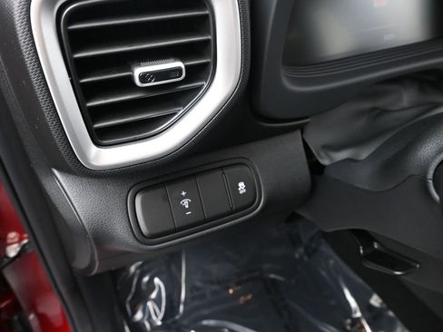 Certified 2025 Hyundai Venue SE image 17