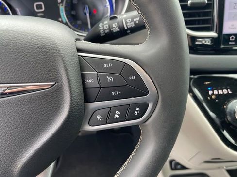 Used 2024 Chrysler Pacifica Touring-L FWD image 16