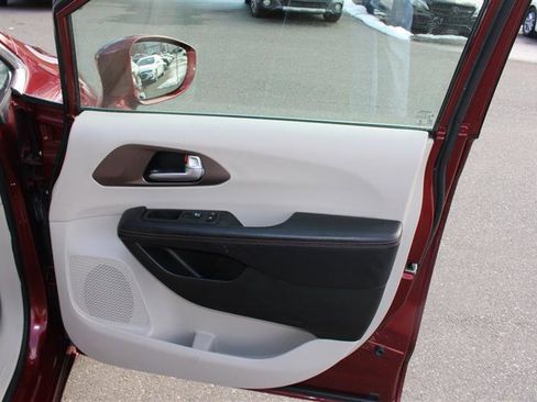 Used 2018 Chrysler Pacifica Touring-L Plus w/ Advanced Safetytec Group image 12