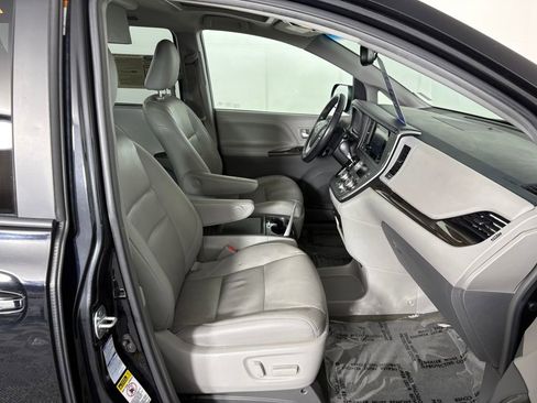 Used 2017 Toyota Sienna AWD image 38