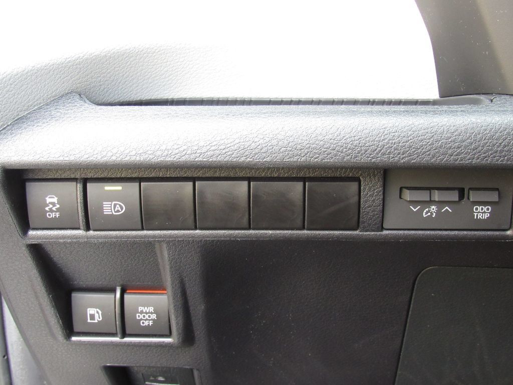 Certified 2025 Toyota Sienna XLE FWD image 39