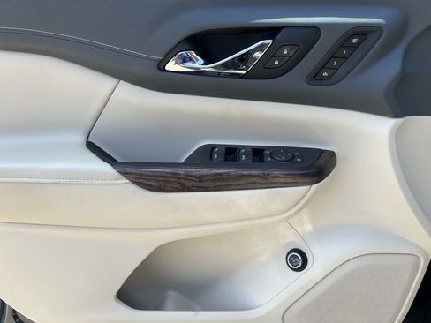 Used 2020 GMC Acadia Denali w/ Technology Package FWD image 14