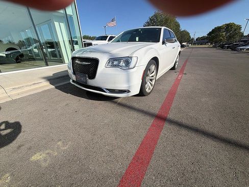 Used 2015 Chrysler 300 C RWD image 3
