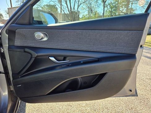 Used 2024 Hyundai Elantra Limited image 28