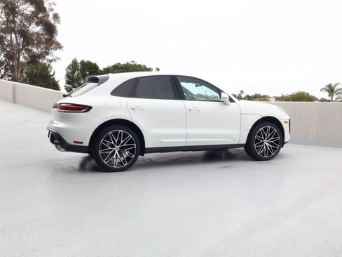 Certified 2025 Porsche Macan AWD/4WD image 8
