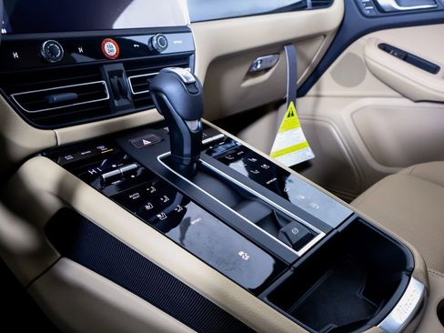 New 2026 Porsche Macan image 22