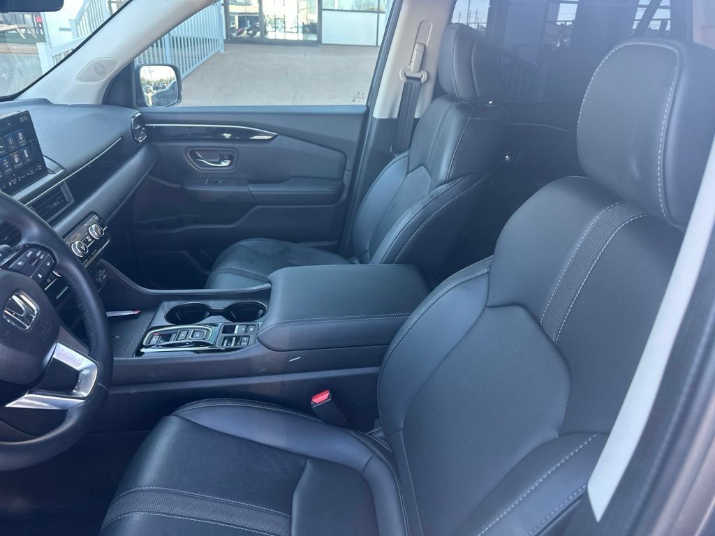 Used 2025 Honda Pilot EX-L image 3