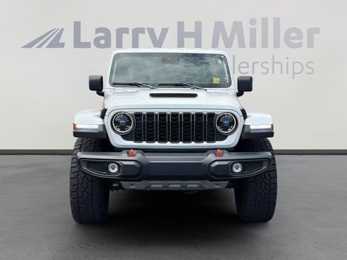 Certified 2025 Jeep Gladiator Mojave w/ Convenience Group AWD/4WD image 4