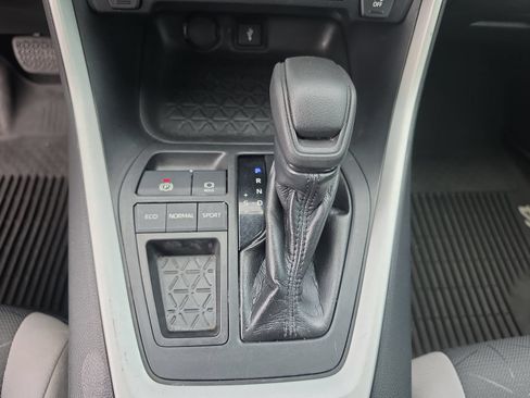 Used 2020 Toyota RAV4 XLE FWD image 19