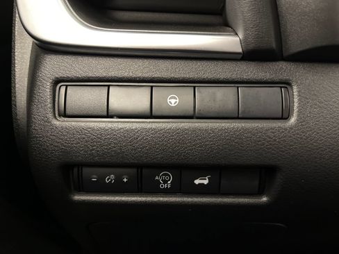 Used 2025 Nissan Rogue SV FWD image 30