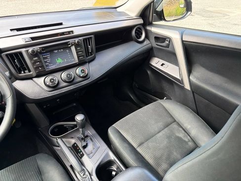 Used 2018 Toyota RAV4 LE AWD/4WD image 25