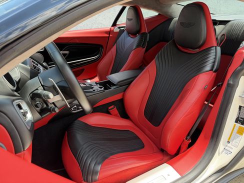 Used 2019 Aston Martin DB11 Coupe RWD image 12
