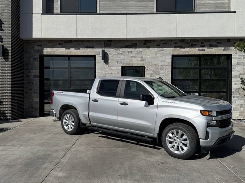 Used 2019 Chevrolet Silverado 1500 Custom w/ Custom Value Package AWD/4WD image 1