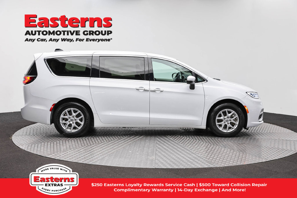 Used 2023 Chrysler Pacifica Touring-L FWD image 5