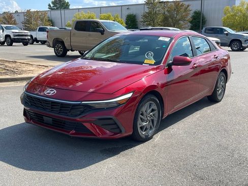 Used 2024 Hyundai Elantra SEL FWD image 3