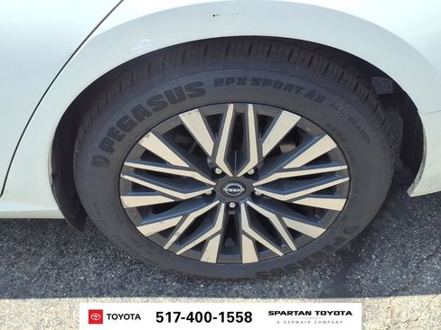 Used 2024 Nissan Altima 2.5 SV FWD image 11