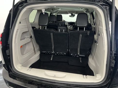 Used 2024 Chrysler Pacifica Touring-L image 8